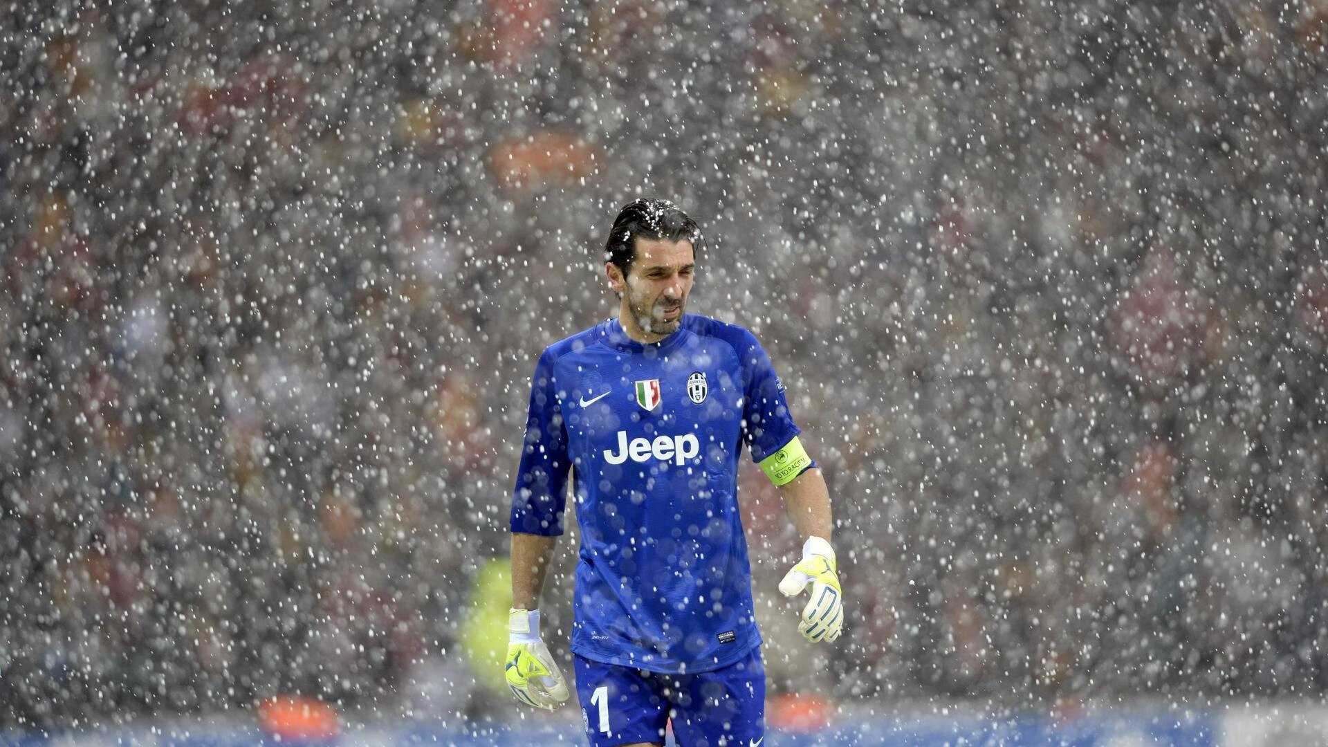 开云入口-怒摔水瓶的瞬间，皇马场边失控，维尼修斯点燃更衣室火药桶，怒摔水瓶！维尼修斯引爆皇马更衣室火药桶